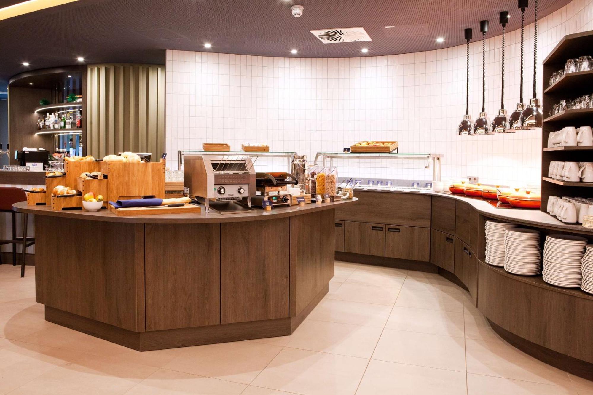 Hampton By Hilton Regensburg Hotel Bagian luar foto