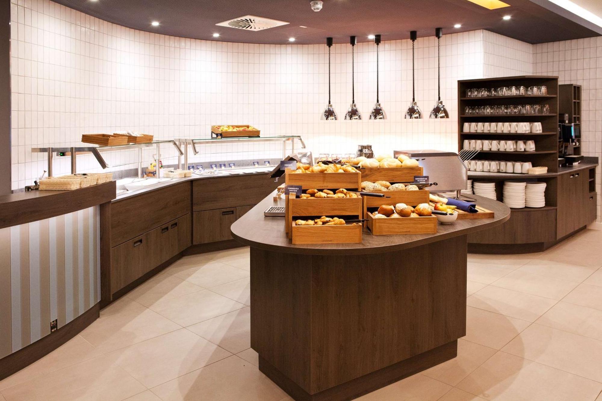 Hampton By Hilton Regensburg Hotel Bagian luar foto