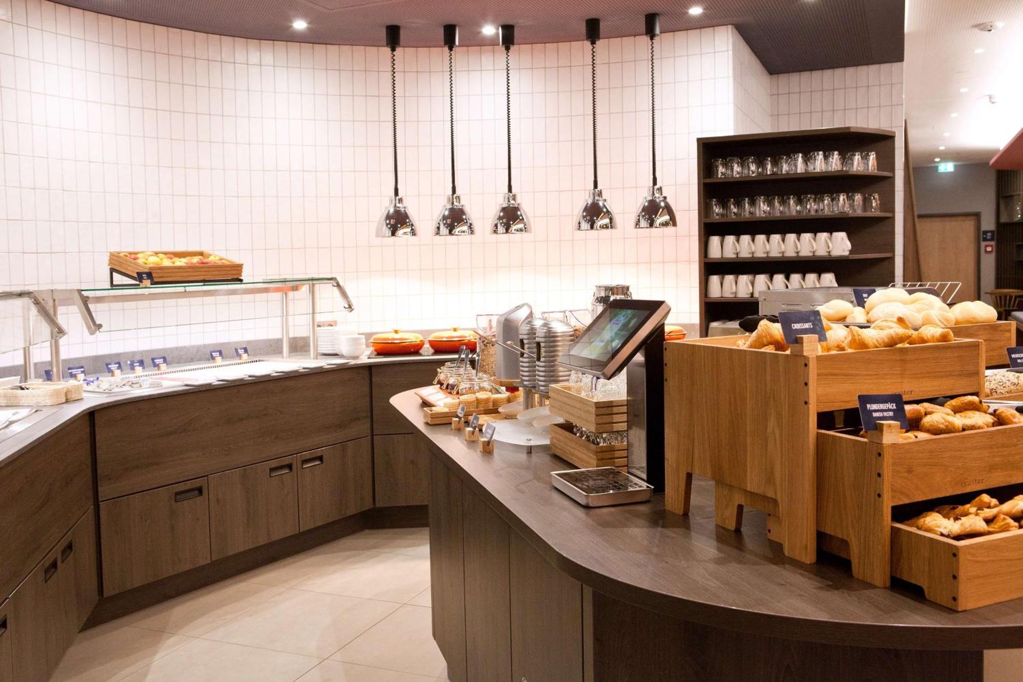 Hampton By Hilton Regensburg Hotel Bagian luar foto